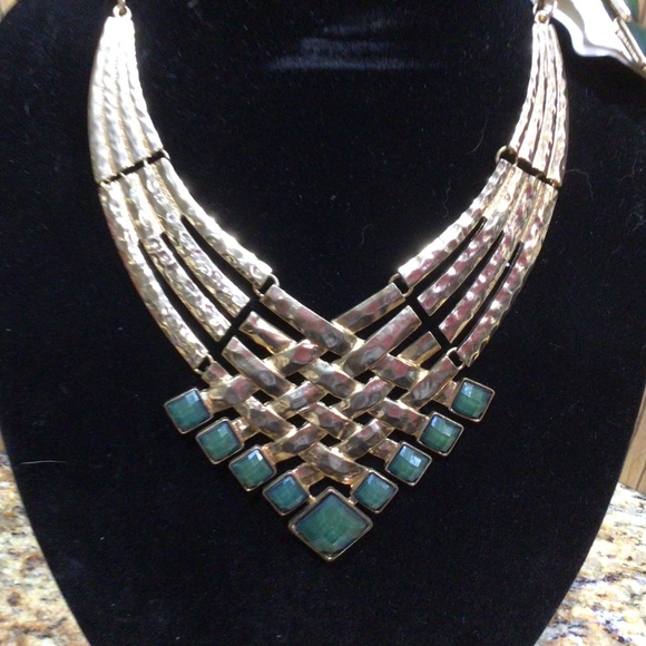 Troy Design, necklace and earring set in gold tone and green - Picture 2 of 7